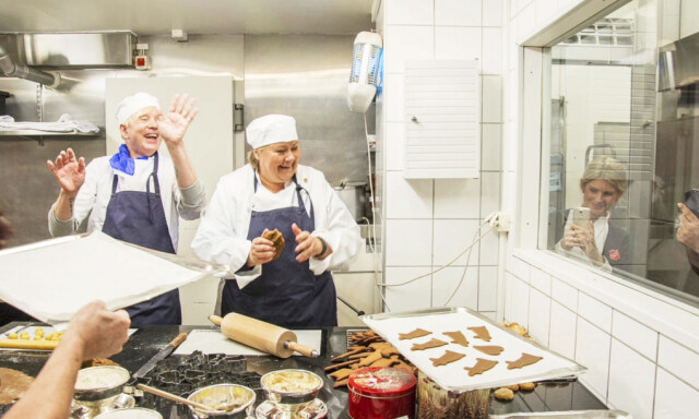 GOD STEMNING: Paal-André dro statsminister Erna Solberg med på julebakst forrige år. Kakebokser ble delt ut til de som lever på gata i Oslo. Foto: Runa Aadalen GOD STEMNING: Paal-André dro statsminister Erna Solberg med på julebakst forrige år. Kakebokser ble delt ut til de som lever på gata i Oslo. Foto: Runa Aadalen